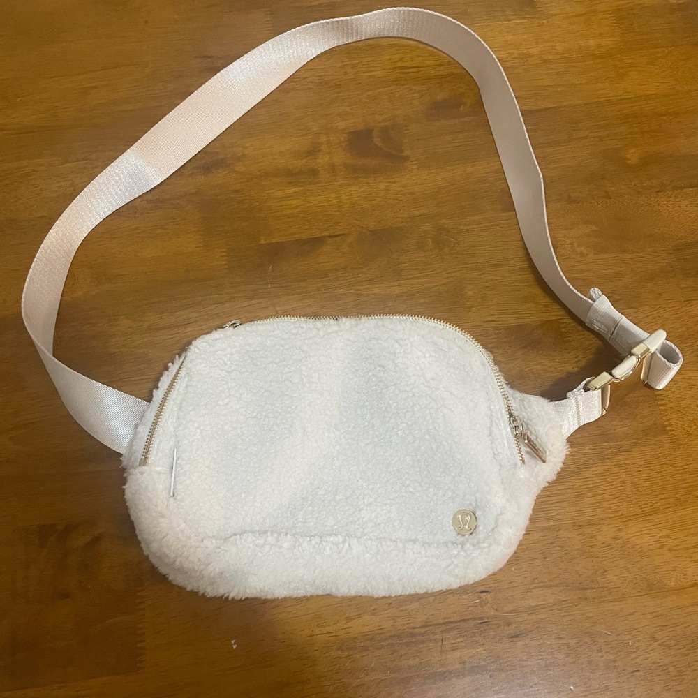 NWOT Lululemon White Fleece Fanny Pack
